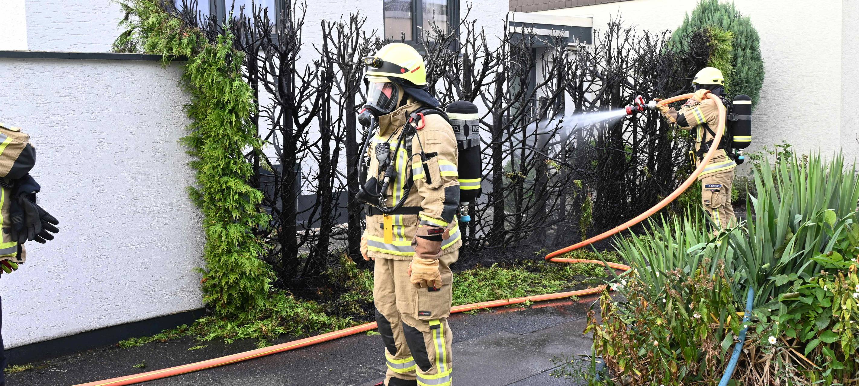 Feuerwehr Pulheim rettet Haus vor Heckenbrand