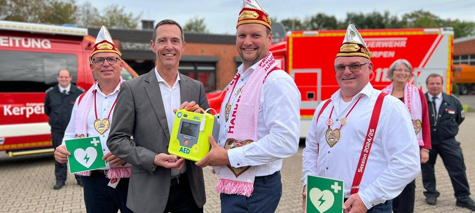 Kerpen-Manheim: Dreigestirn spendet Defibrillator
