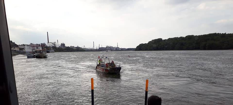 Feuerwehr rettet junge Frau aus dem Rhein