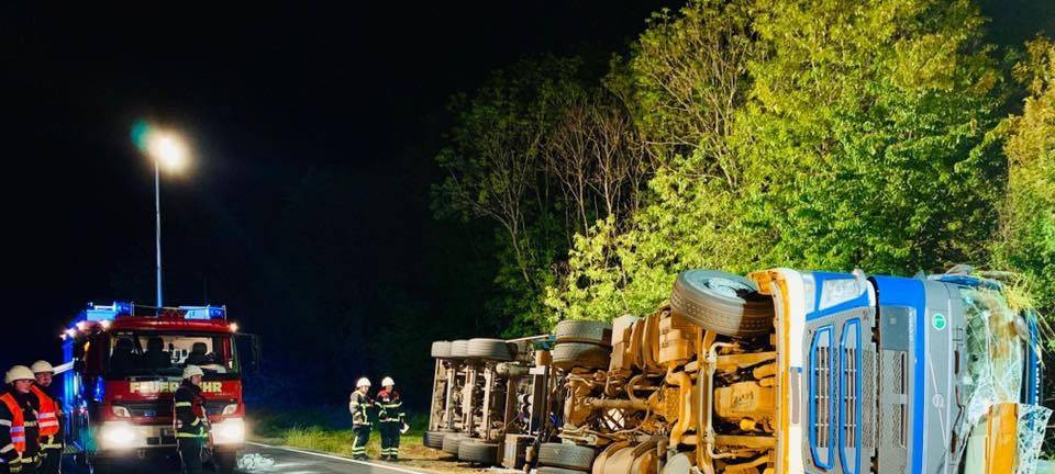 Lkw kippt in der Abfahrt um