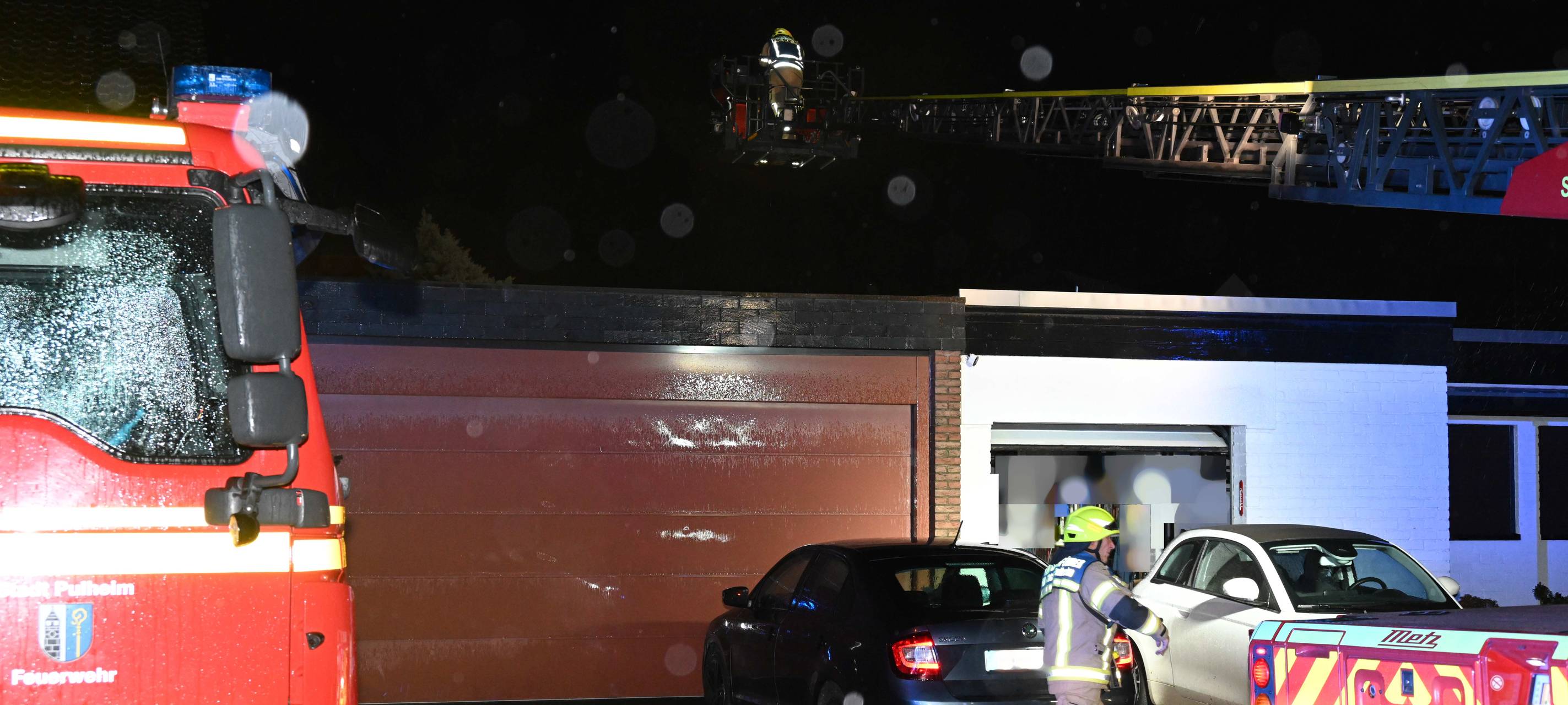 Feuer löscht Brand an einem Bungalow in Pulheim