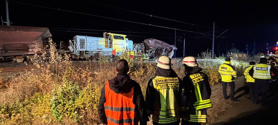 Güterzug stößt mit Bauzug zusammen