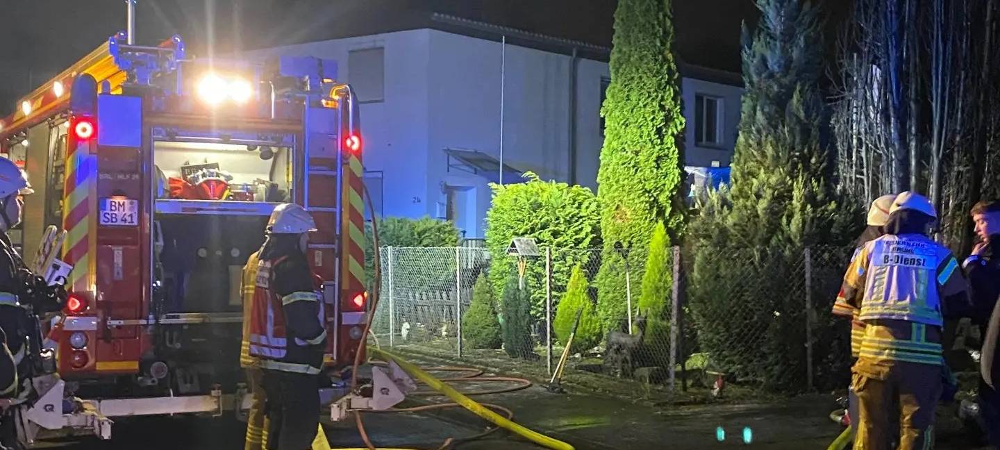 Feuerwehr Brühl löscht nächtlichen Brand im Lupinenweg