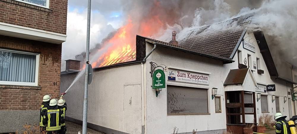 Großbrand in Kerpen: Leerstehendes Gebäude zerstört