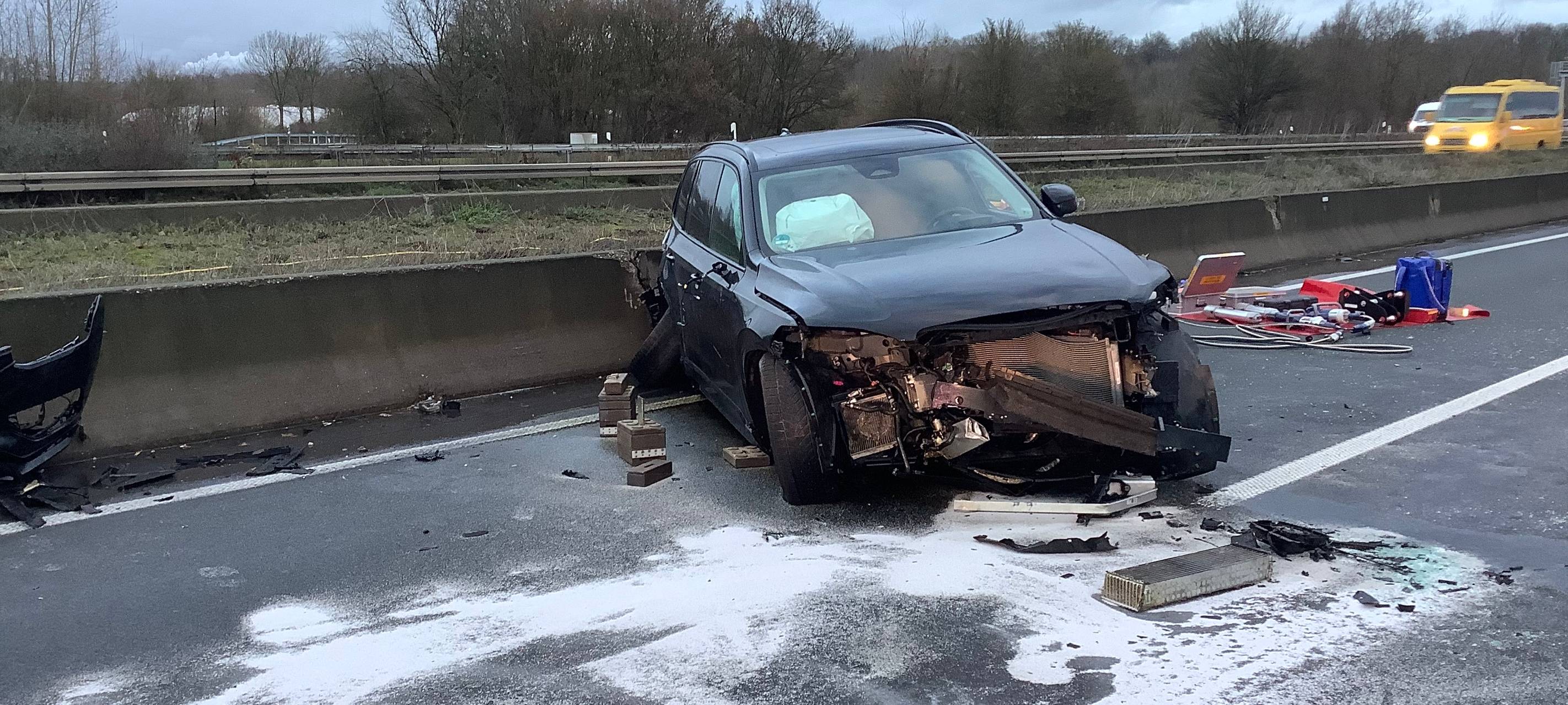 Feuerwehr rettet Fahrer nach Unfall auf A4 bei Kerpen