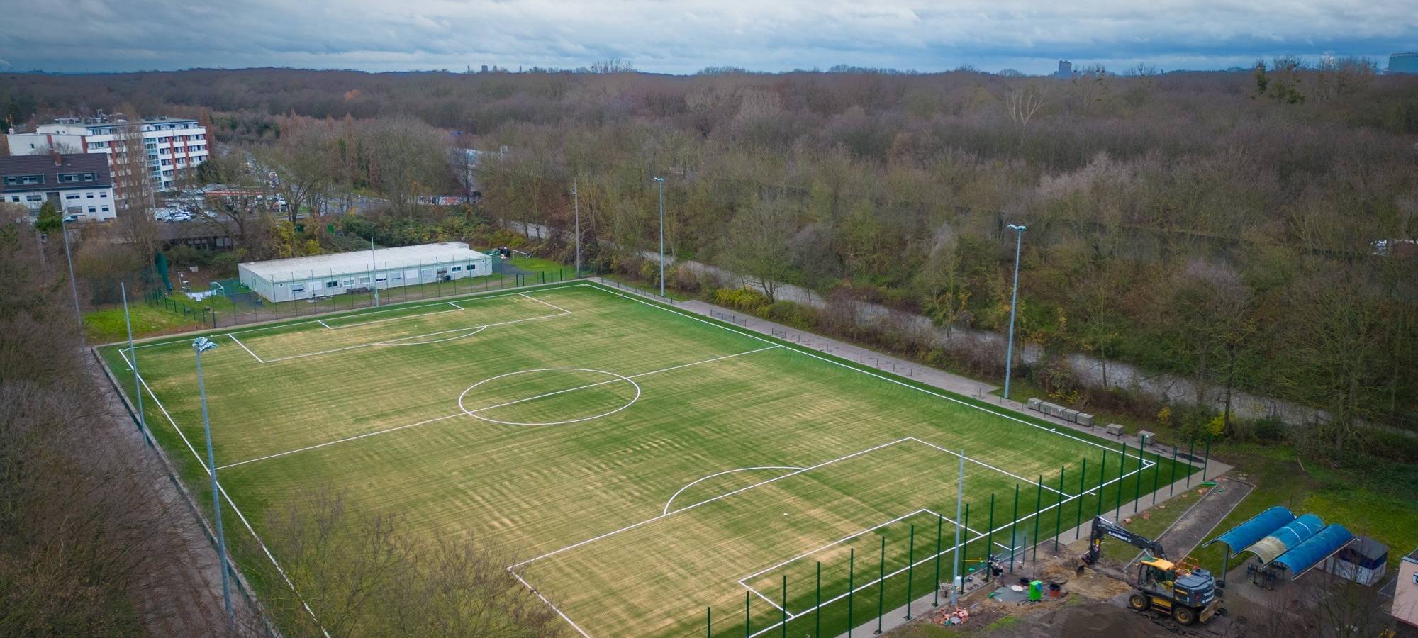 1. FC Köln saniert Fußballplatz in Hürth-Efferen