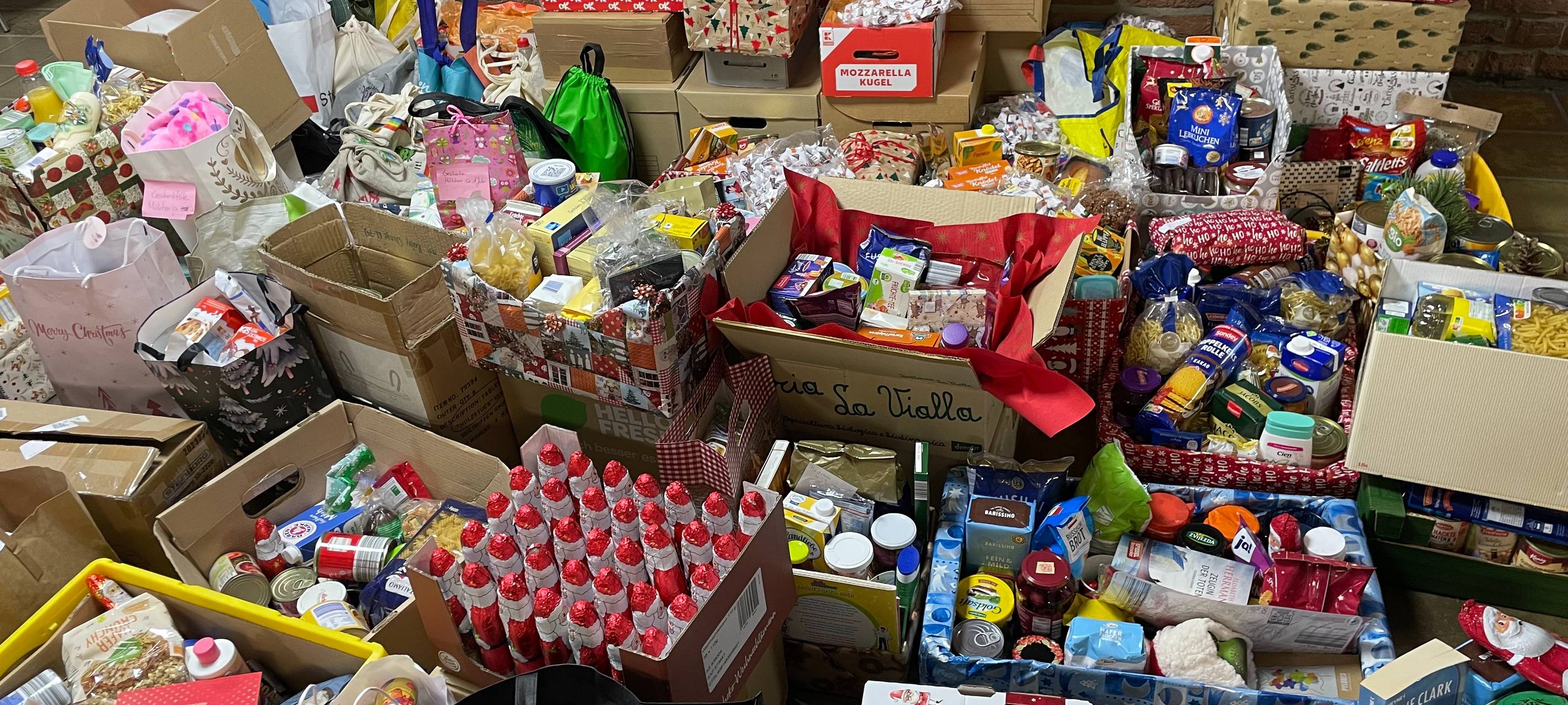 Über 300 Weihnachtskisten in Wesseling verteilt