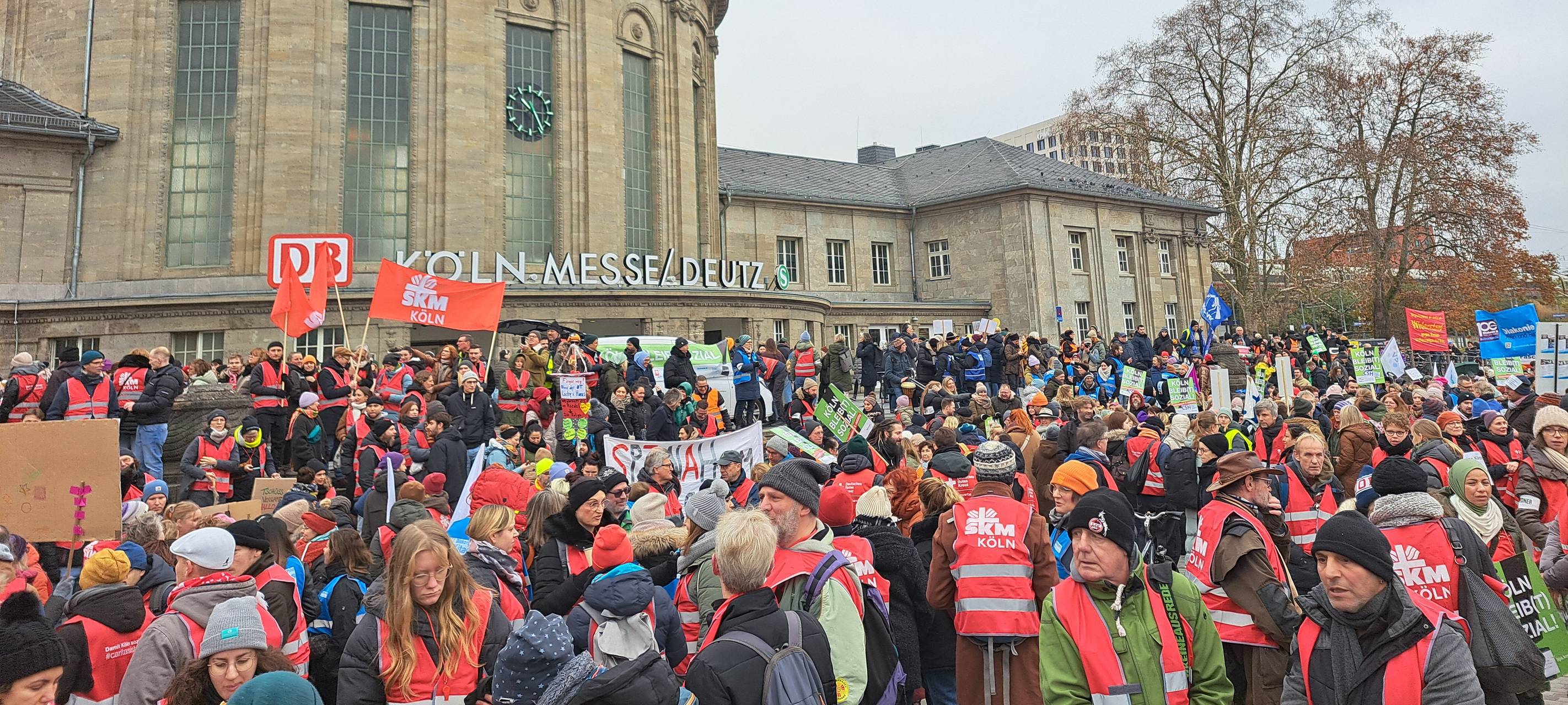 Proteste gegen Kürzungen im sozialen Bereich Bahnhof Deutz