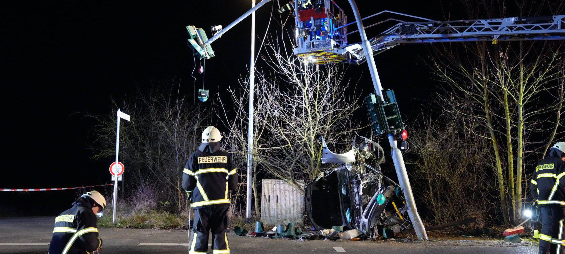 Auto prallt in Erftstadt gegen Ampel