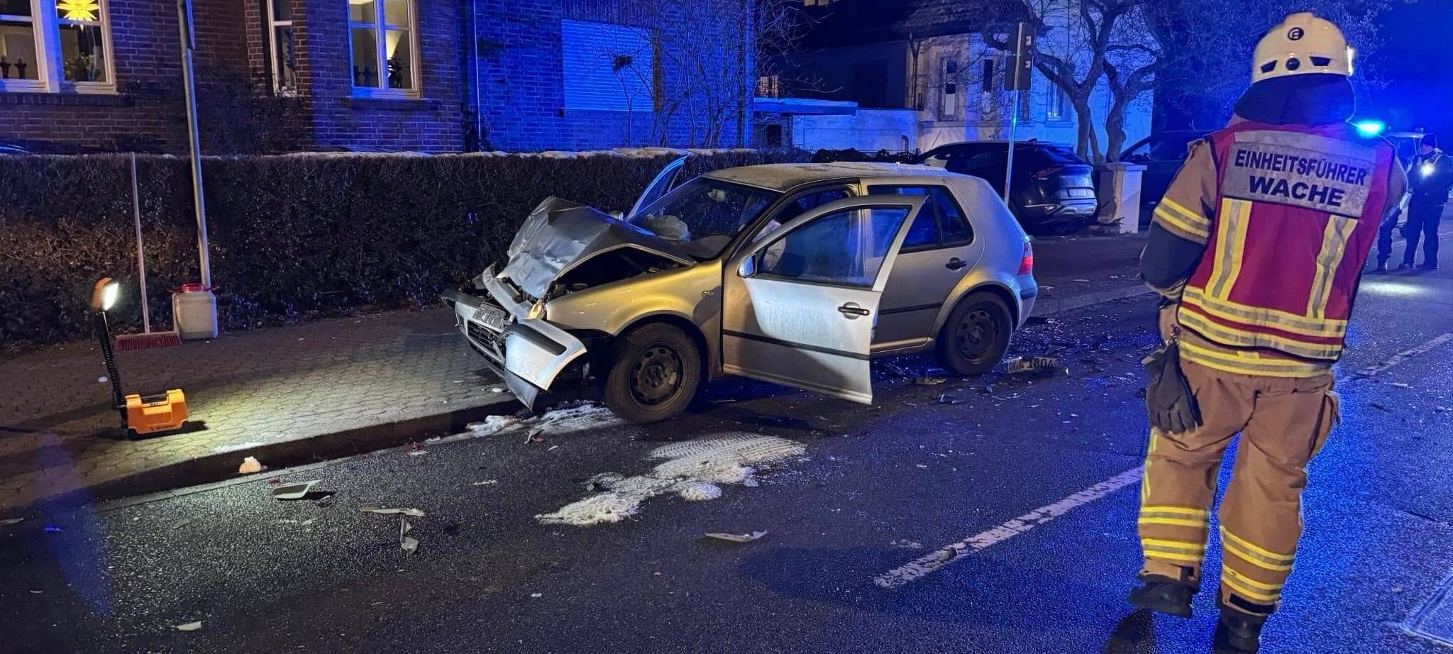 Unfall in Erftstadt: Auto rammt geparkten Kleintransporter