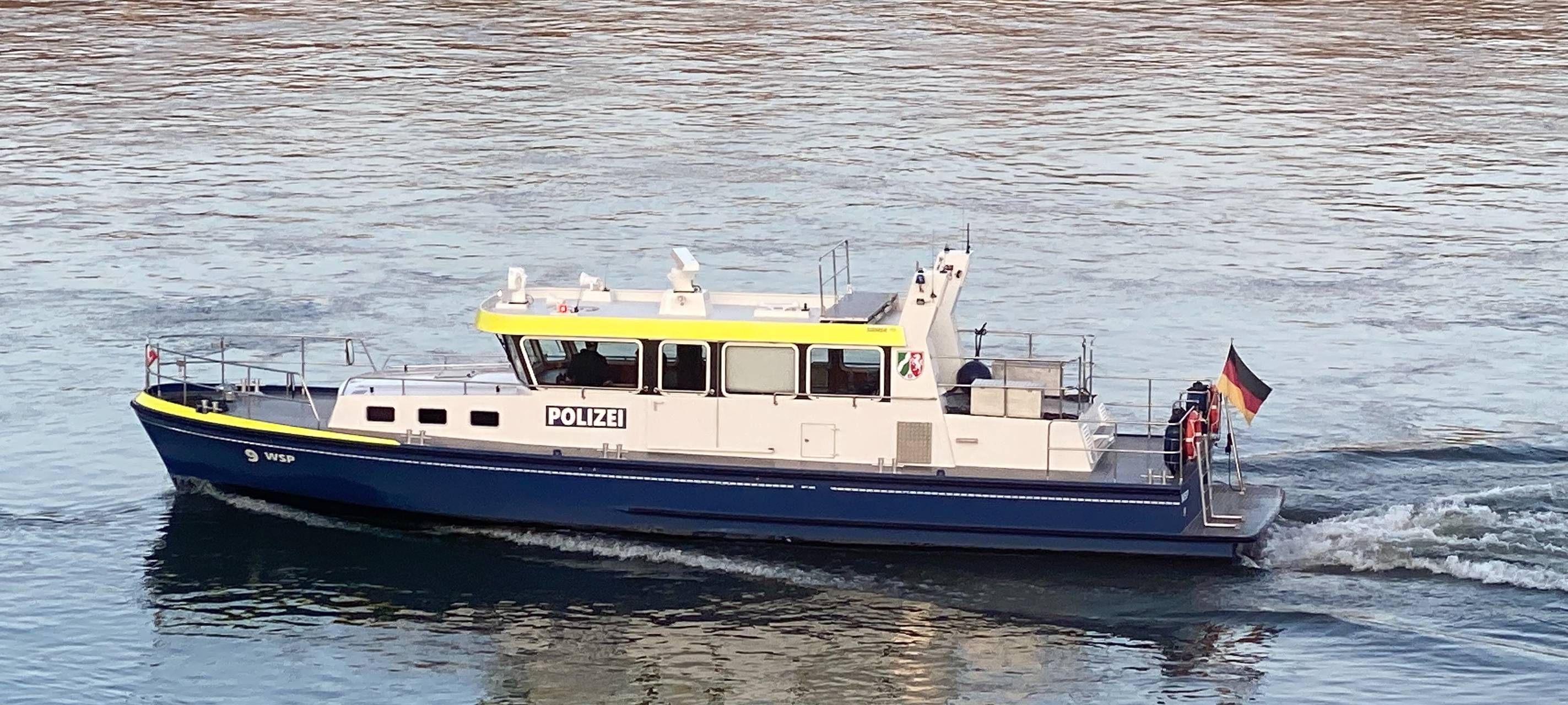 Lebloser Mann im Rhein entdeckt