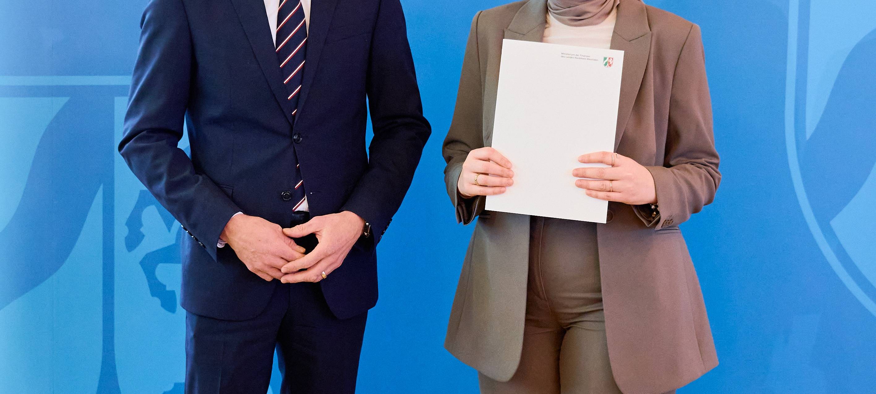Finanzamt Bergheim: Top-Absolventin ausgezeichnet