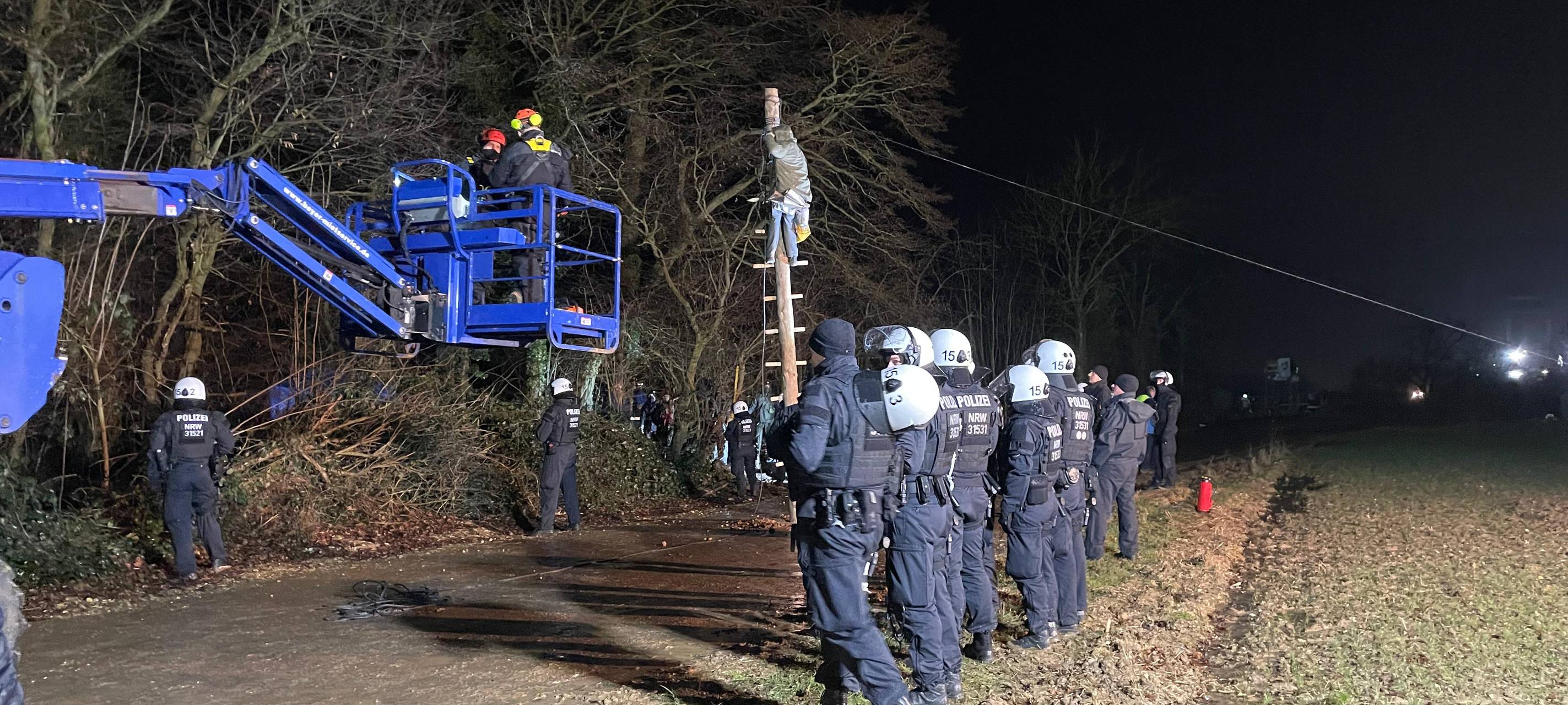 Polizei holt am Sündenwäldchen bei Kerpen Mann von Baumstamm