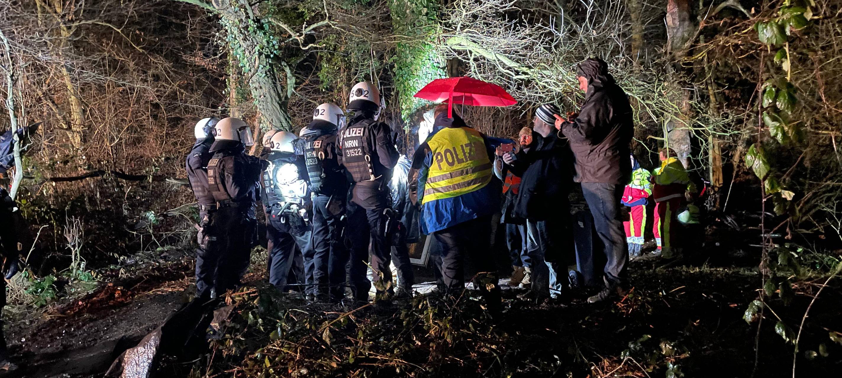 Polizei holt am Sündenwäldchen bei Kerpen Mann von Baumstamm