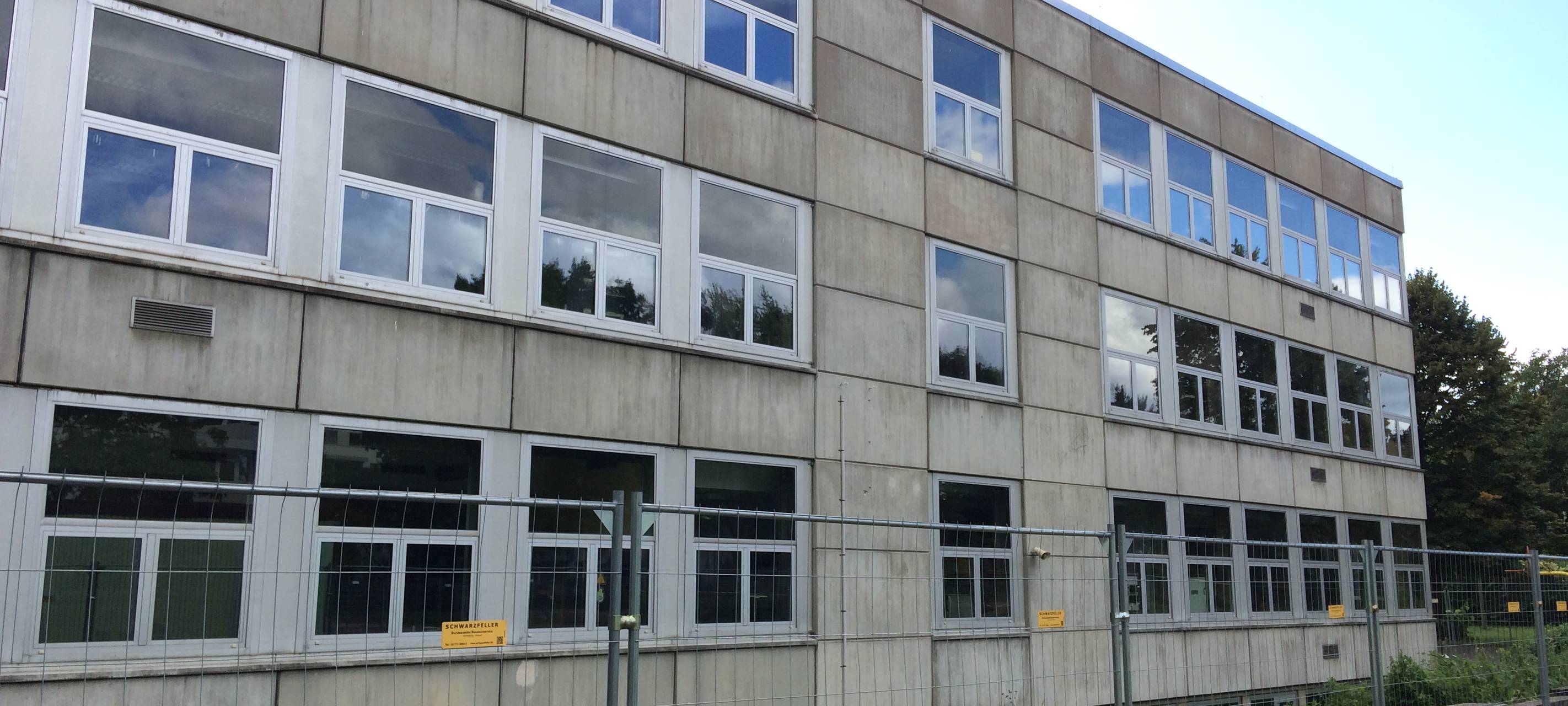Brühl: Abrissbagger macht Altbau der Realschule platt
