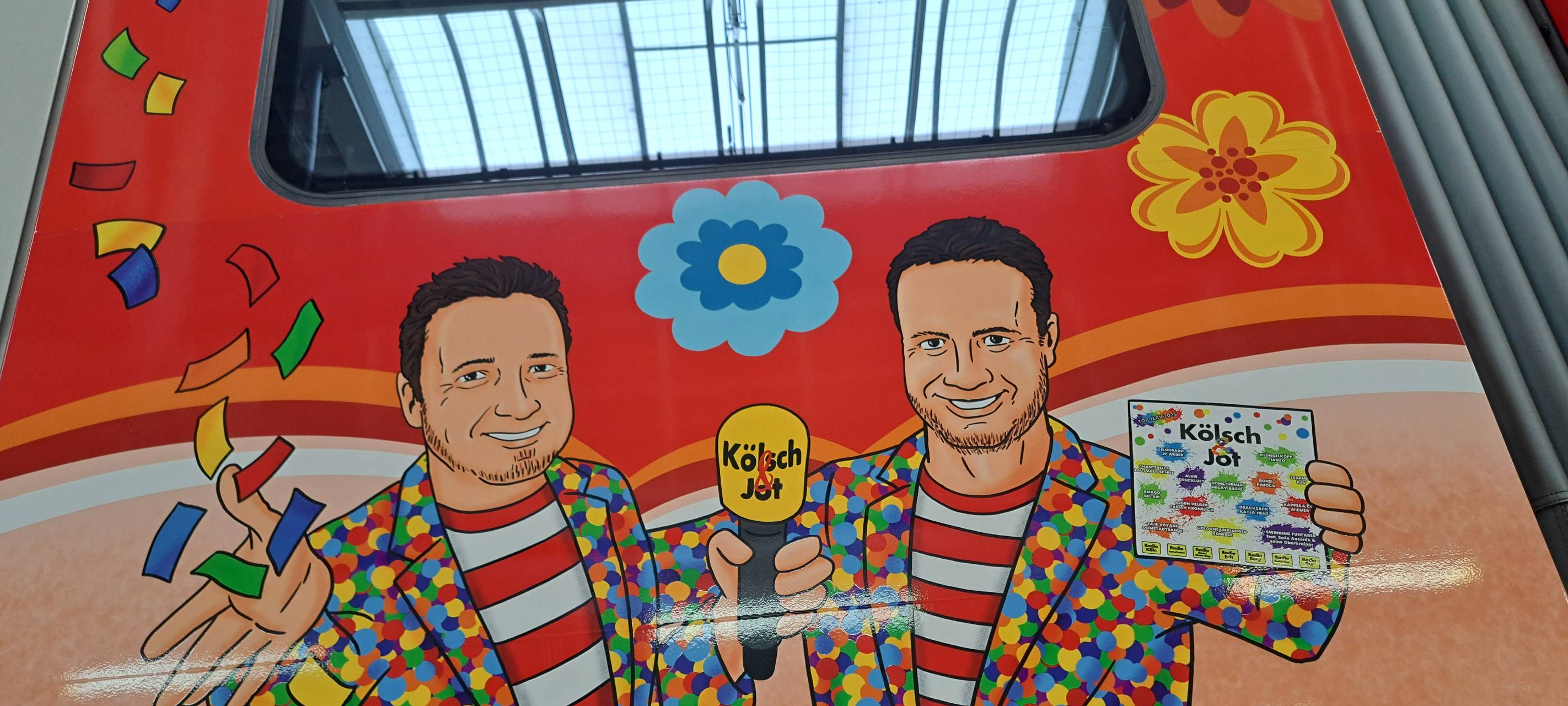 Kölner Dreigestirn und Co.: Bunt bemalte Karnevalsbahn unterwegs