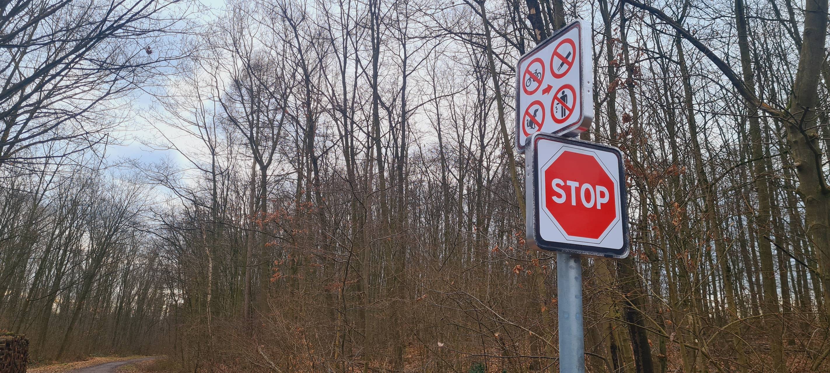 Unbekannte überkleben Verkehrsschilder in Hürth-Berrenrath