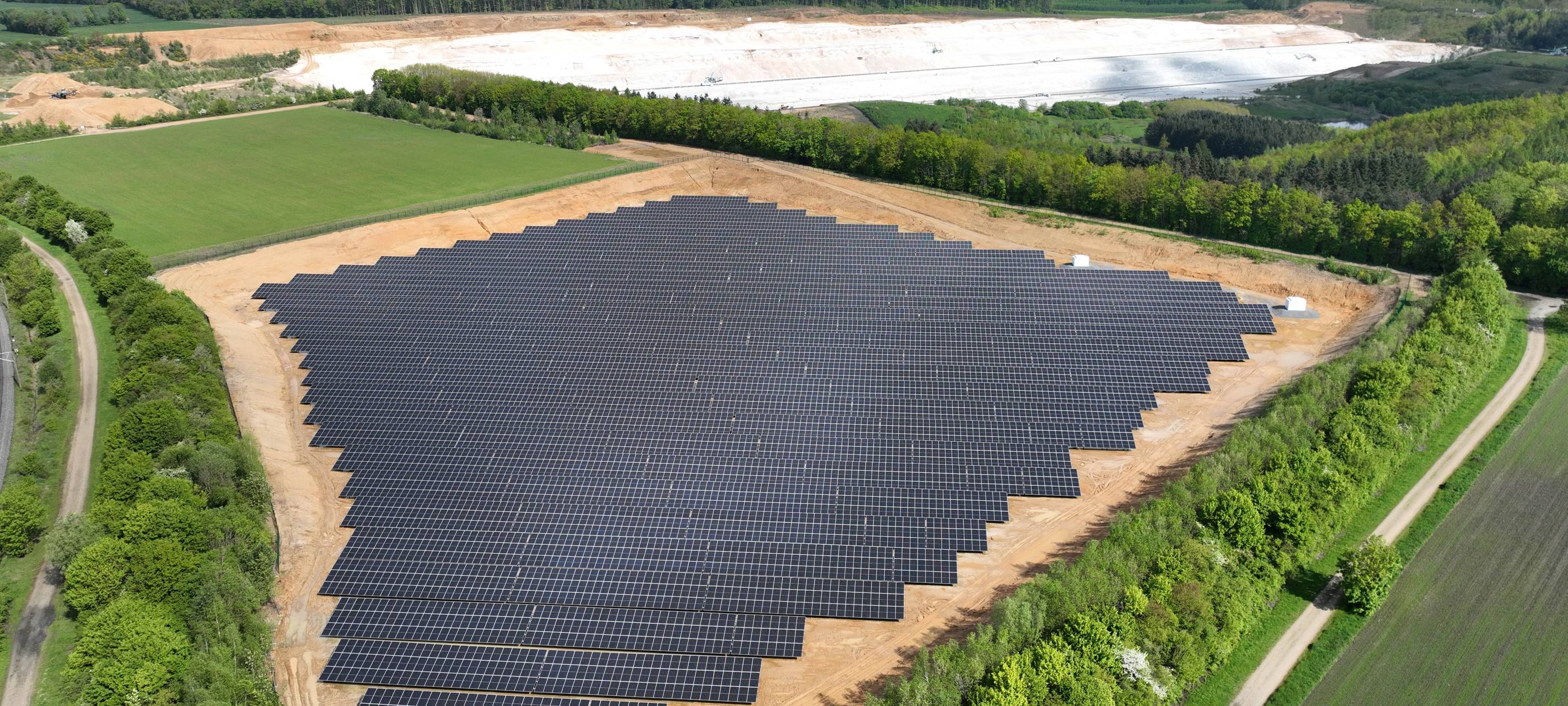 Luftaufnahme der Photovoltaikanlage der Quarzwerke Frechen