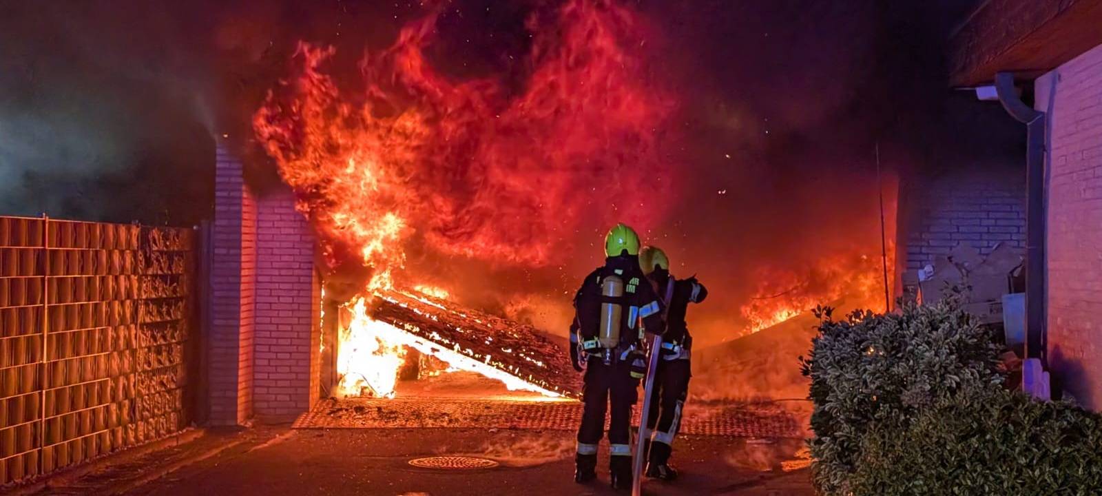 Garage in Bergheim brennt vollständig aus