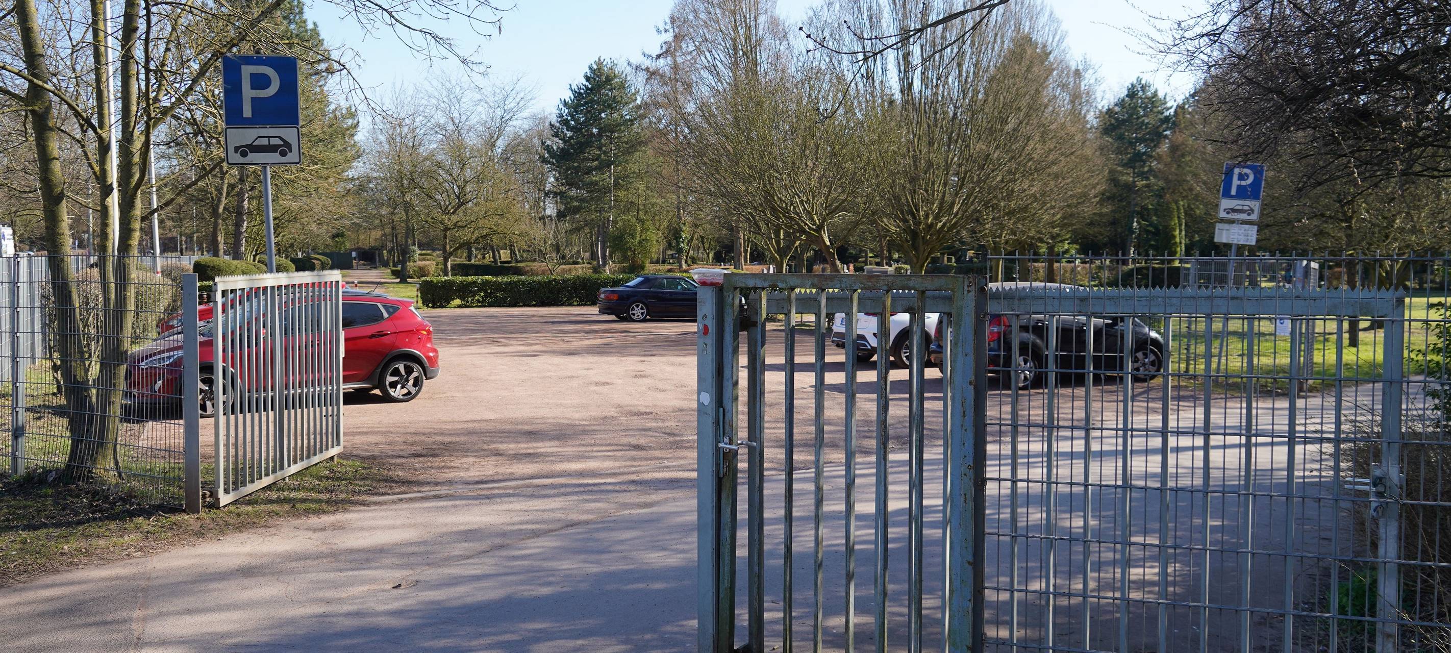 Parkplatz am Friedhof St. Audomar in Frechen gesperrt