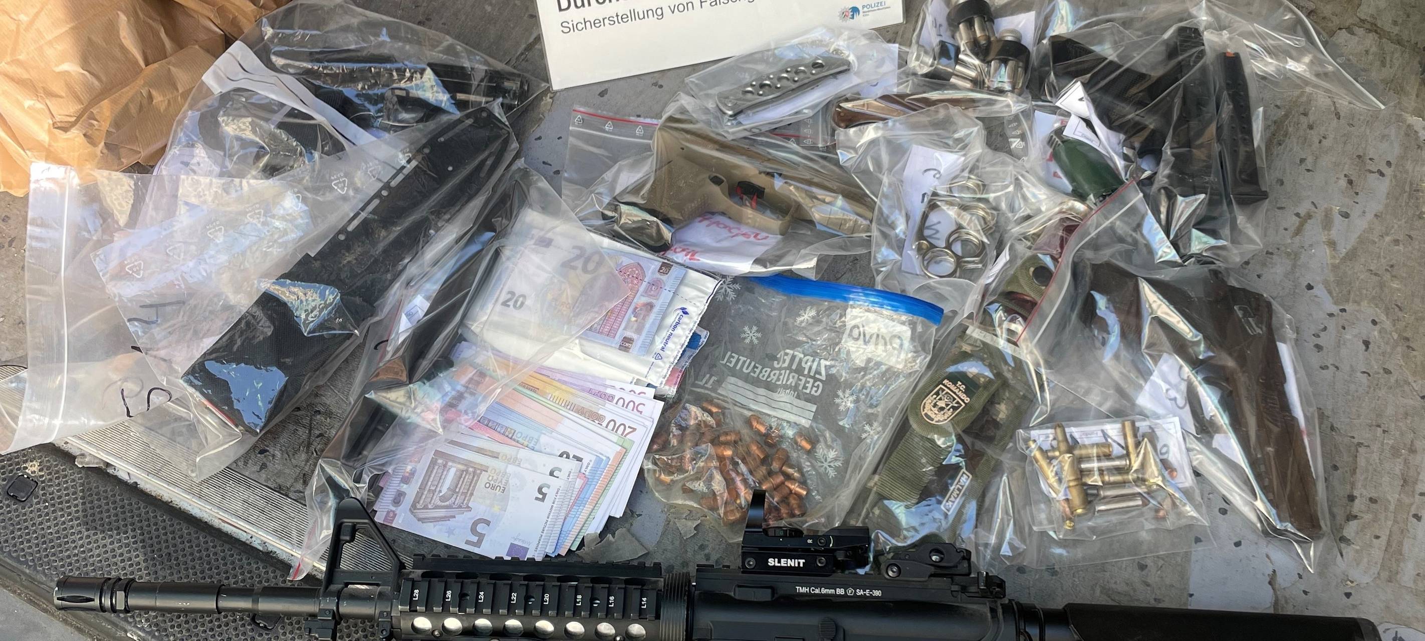 Kölner Polizei findet Falschgeld und Waffen bei Durchsuchung