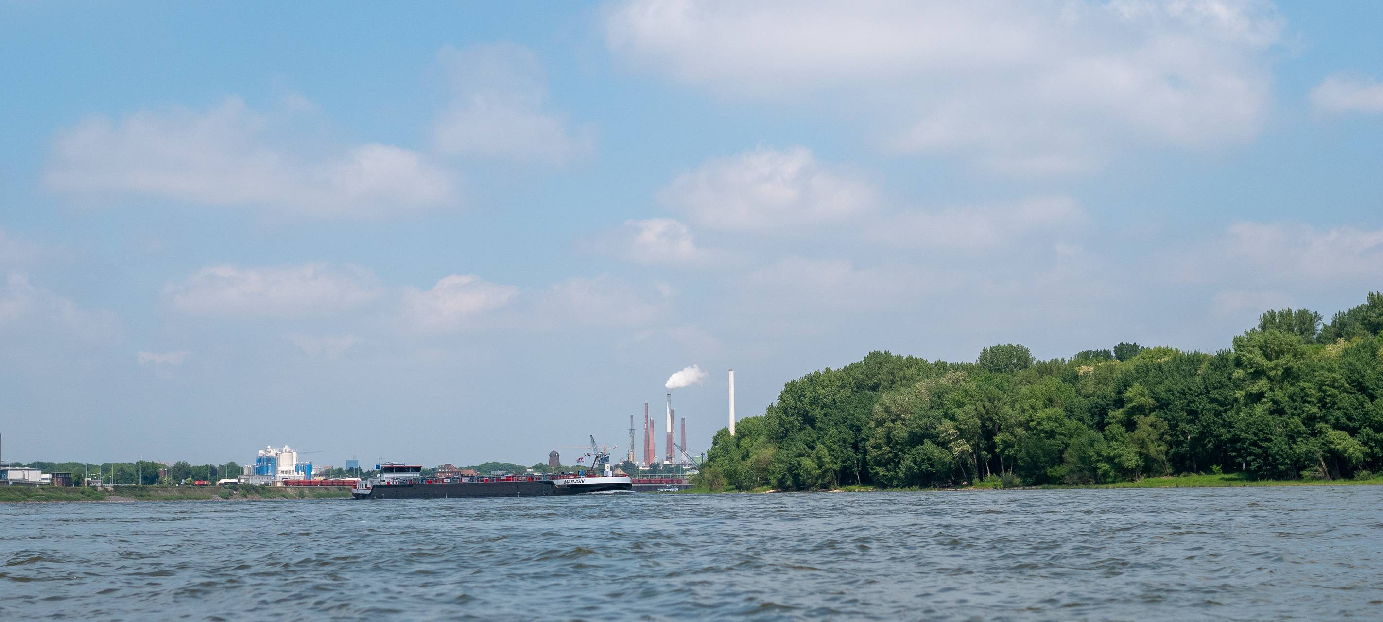 Köln: Havariertes Frachtschiff - Feuerwehr im Großeinsatz