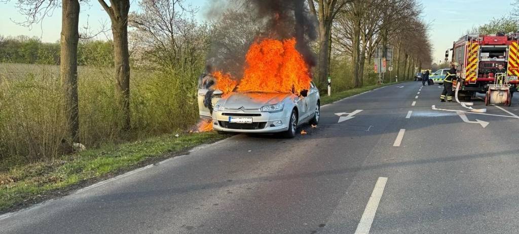 Auto in Flammen in Hürth-Hermülheim