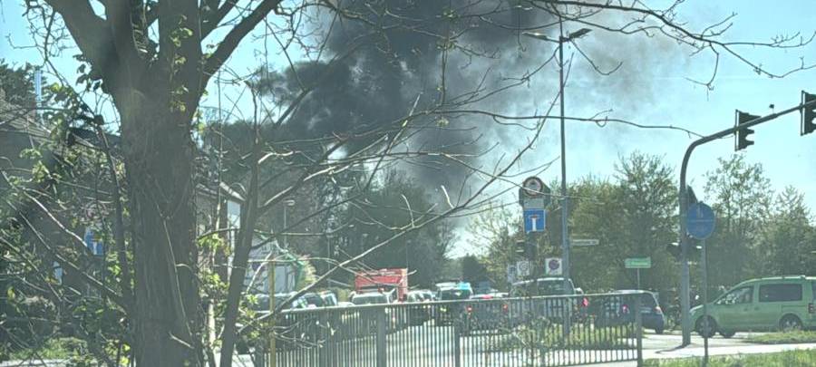 Der brennende Dachstuhlbrand beim ASB in Erftstadt