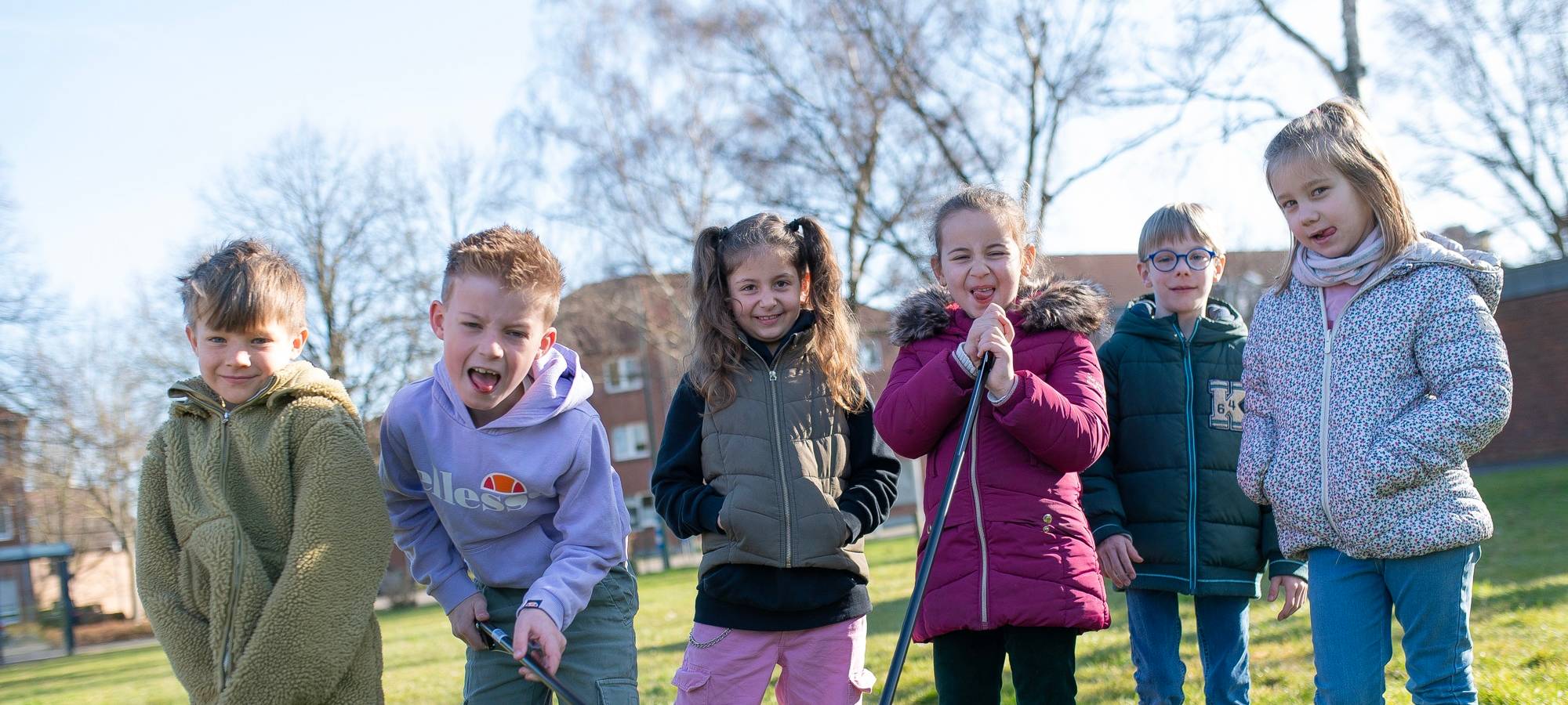 Kinder sammeln säckeweise wilden Müll in Hürth