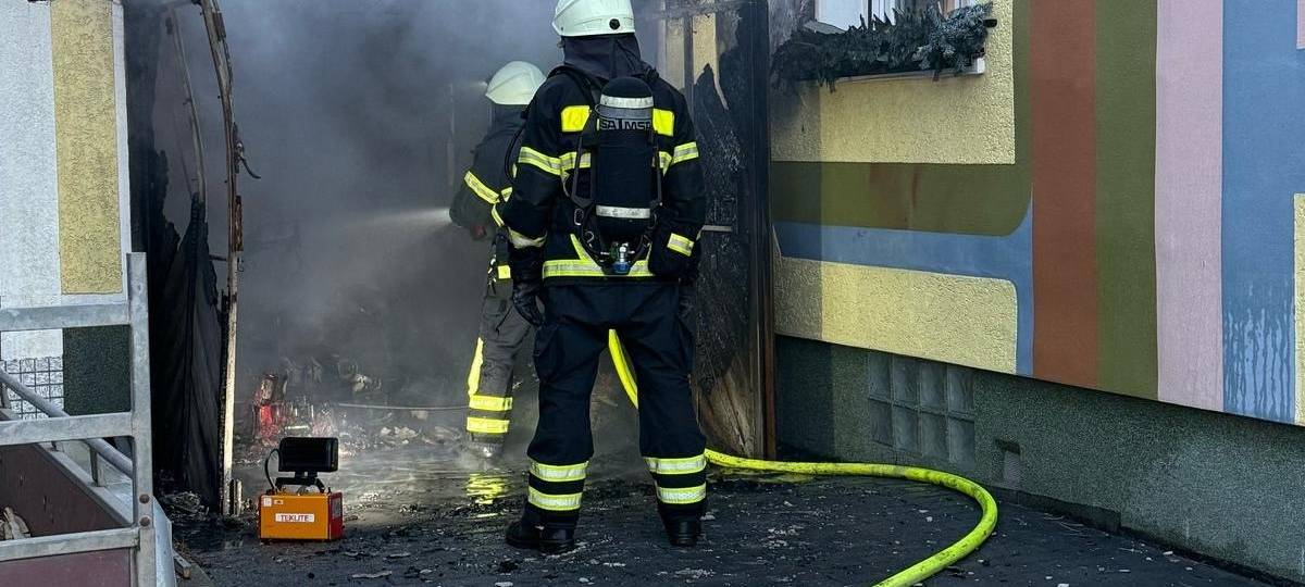 Garagenbrand in Brühl-Kierberg bedroht Wohnhaus