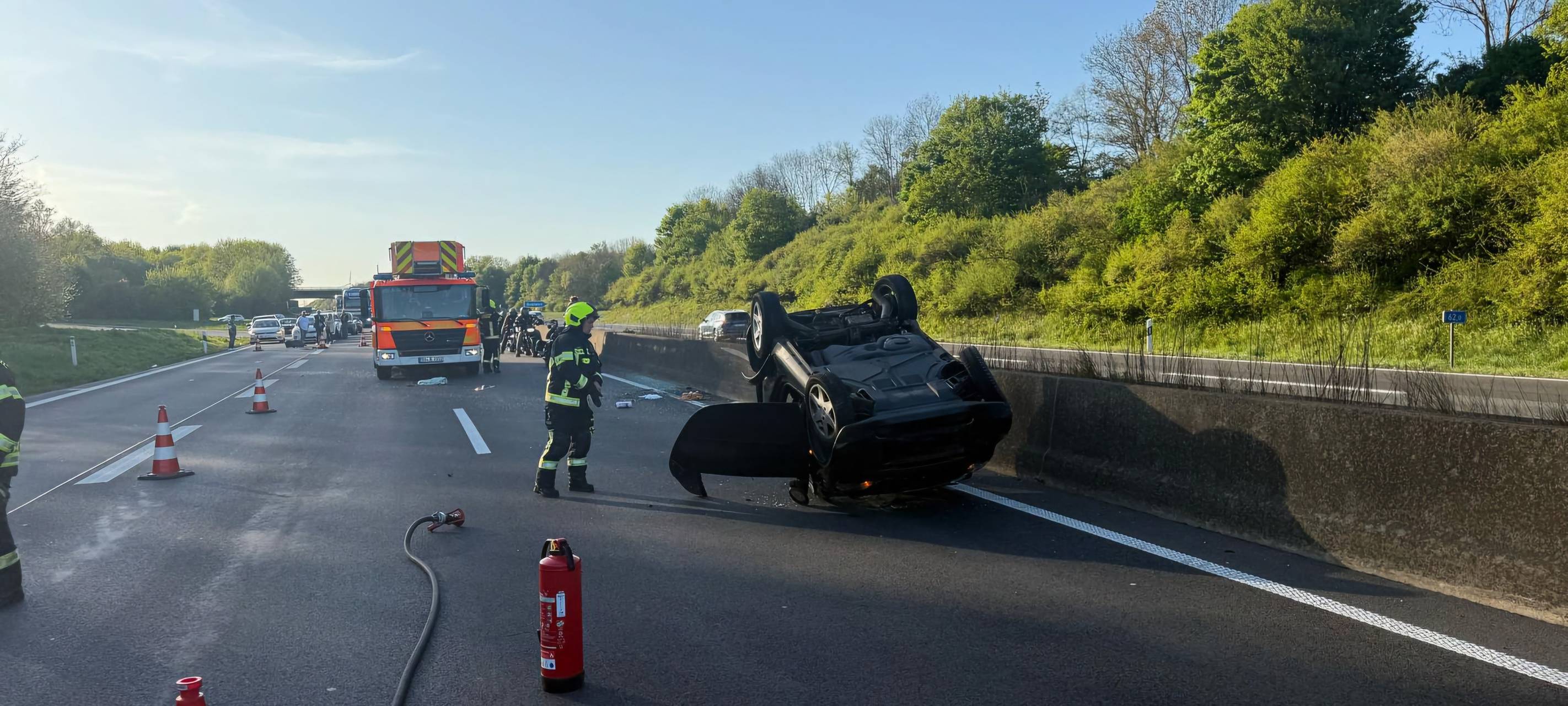 Auto überschlägt sich bei Unfall auf der A61 Höhe Bergheim