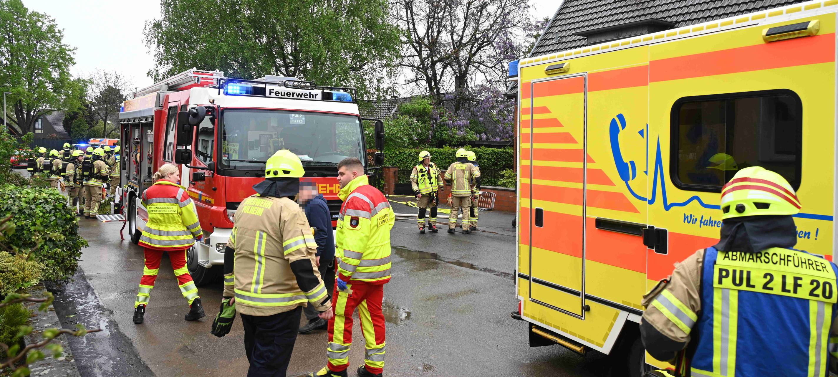 Verpuffung in Pulheim-Dansweiler: Feuerwehr im Einsatz