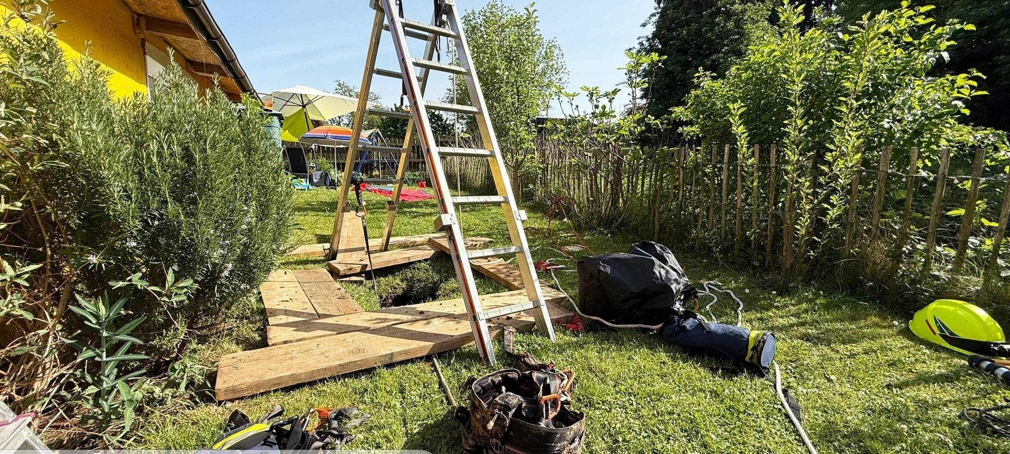 Feuerwehreinsatz in Bedburg-Lipp: Kind aus Grube gerettet
