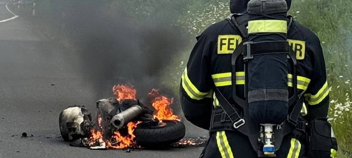 Brennendes Motorrad auf A553 bei Erftstadt