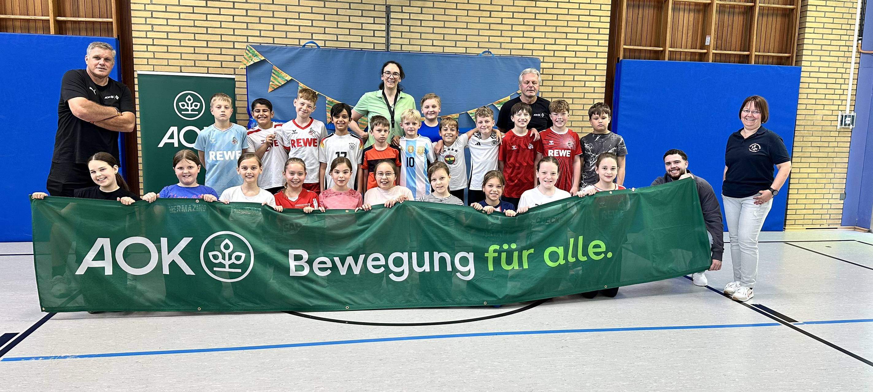 Ex-Fußballprofis trainieren Grundschüler in Hürth und Brühl