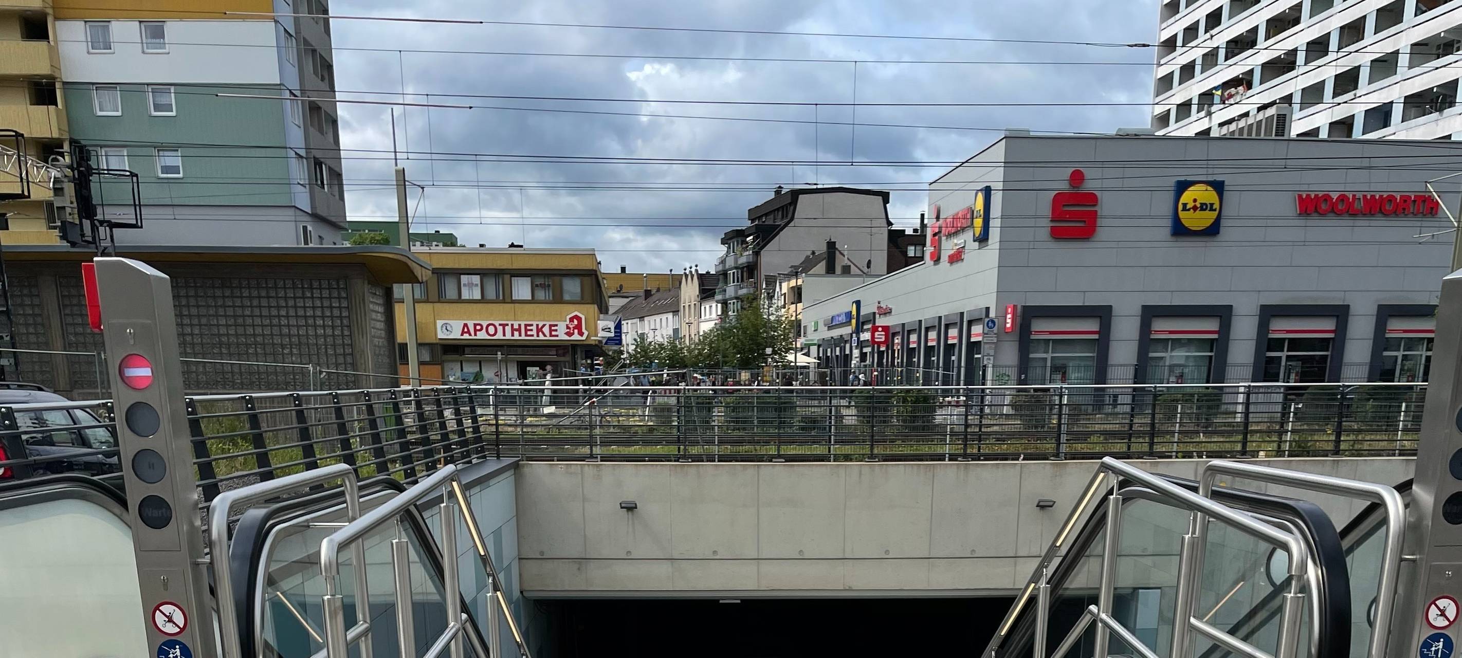 Wesseling: Rolltreppe an der Unterführung in Betrieb