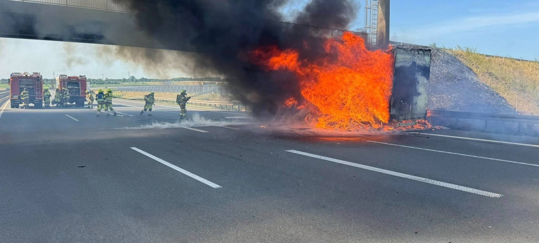Lastwagenbrand auf A44n sorgt für Großeinsatz