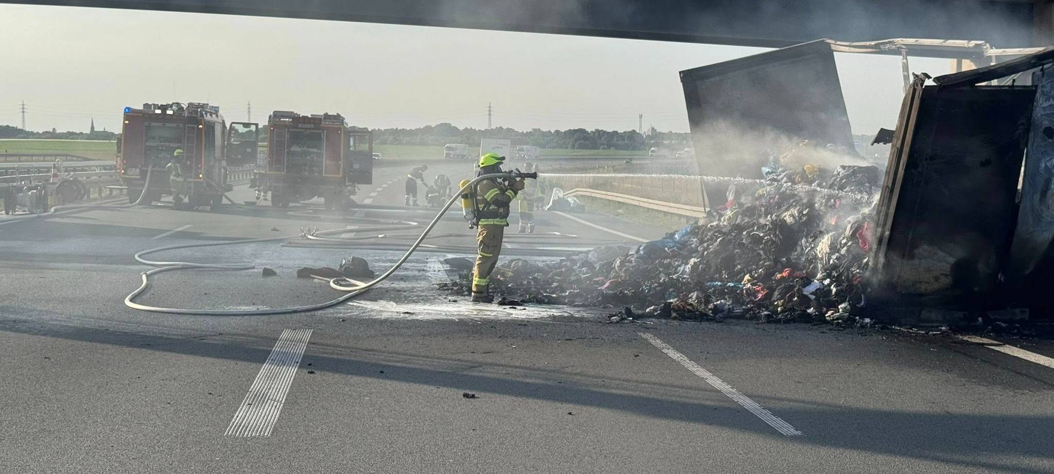 Lastwagenbrand auf A44n sorgt für Großeinsatz