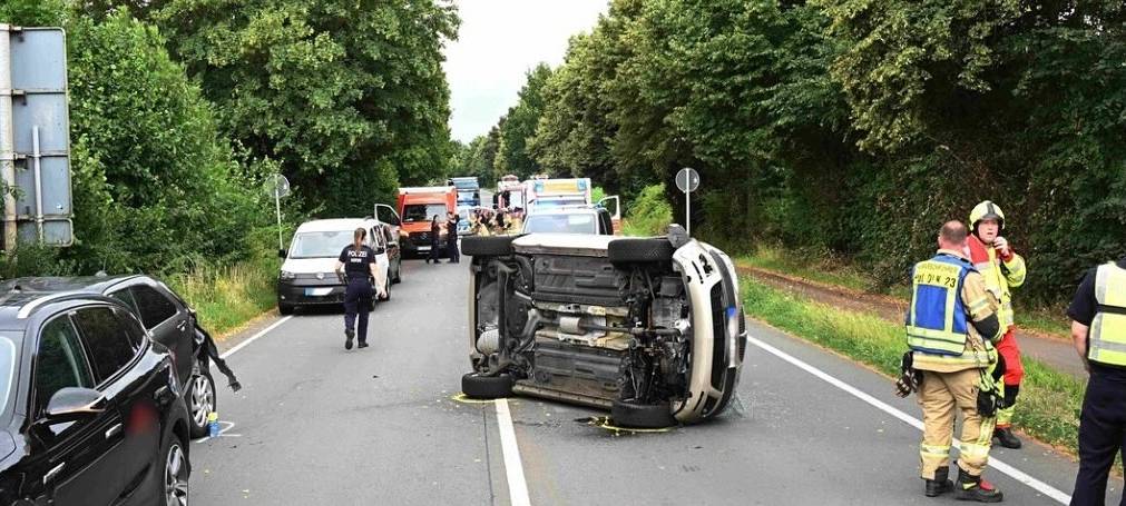 Unfall bei Pulheim: Feuerwehr entfernt Windschutzscheibe