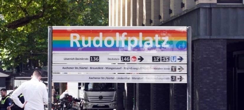 Bunte KVB-Schilder in Köln bleiben
