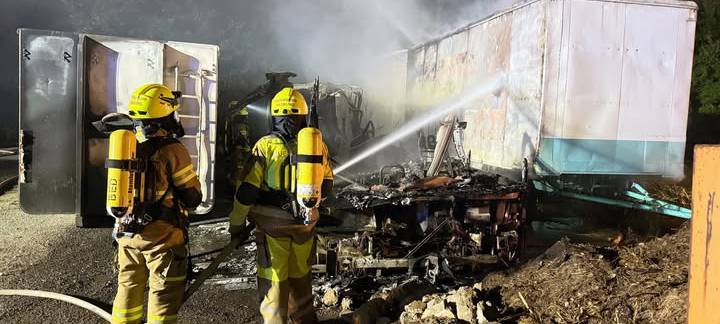 Bedburg: Bus und Anhänger brannten in Kirchtroisdorf