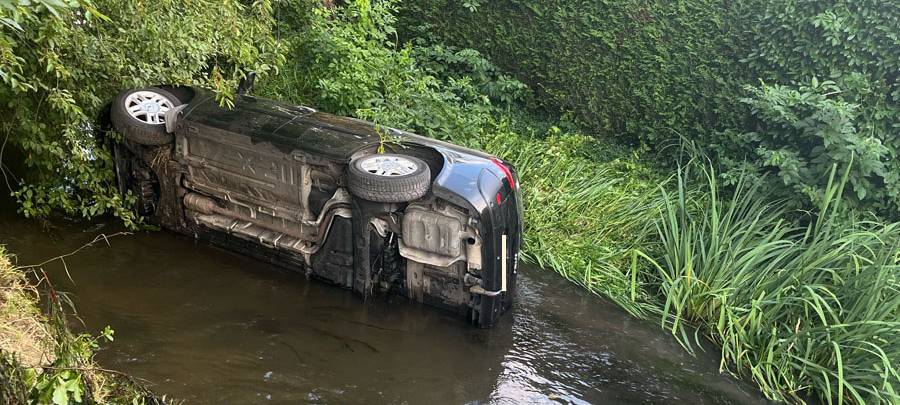 Das Auto in der Erft