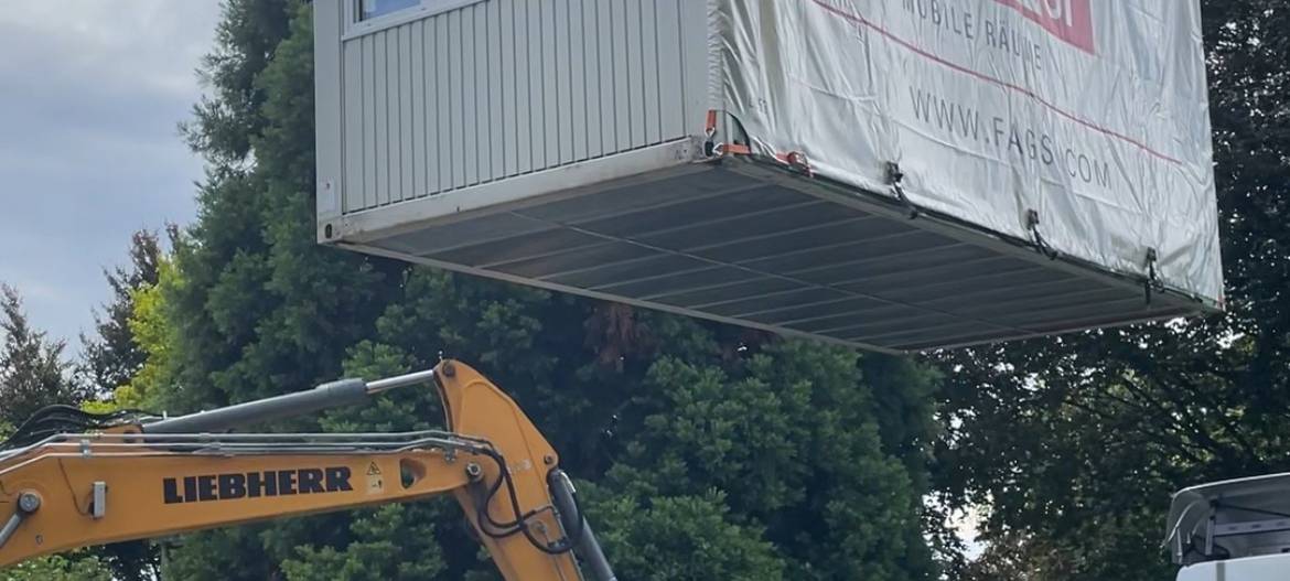 Neue Schulcontainer für Bedburger Schulen aufgestellt