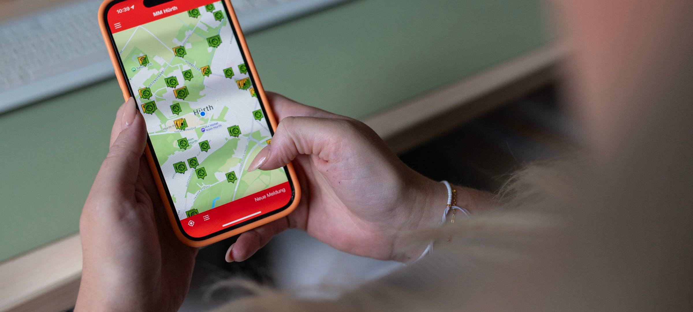 Handy mit der Mängelmelder-App Hürth