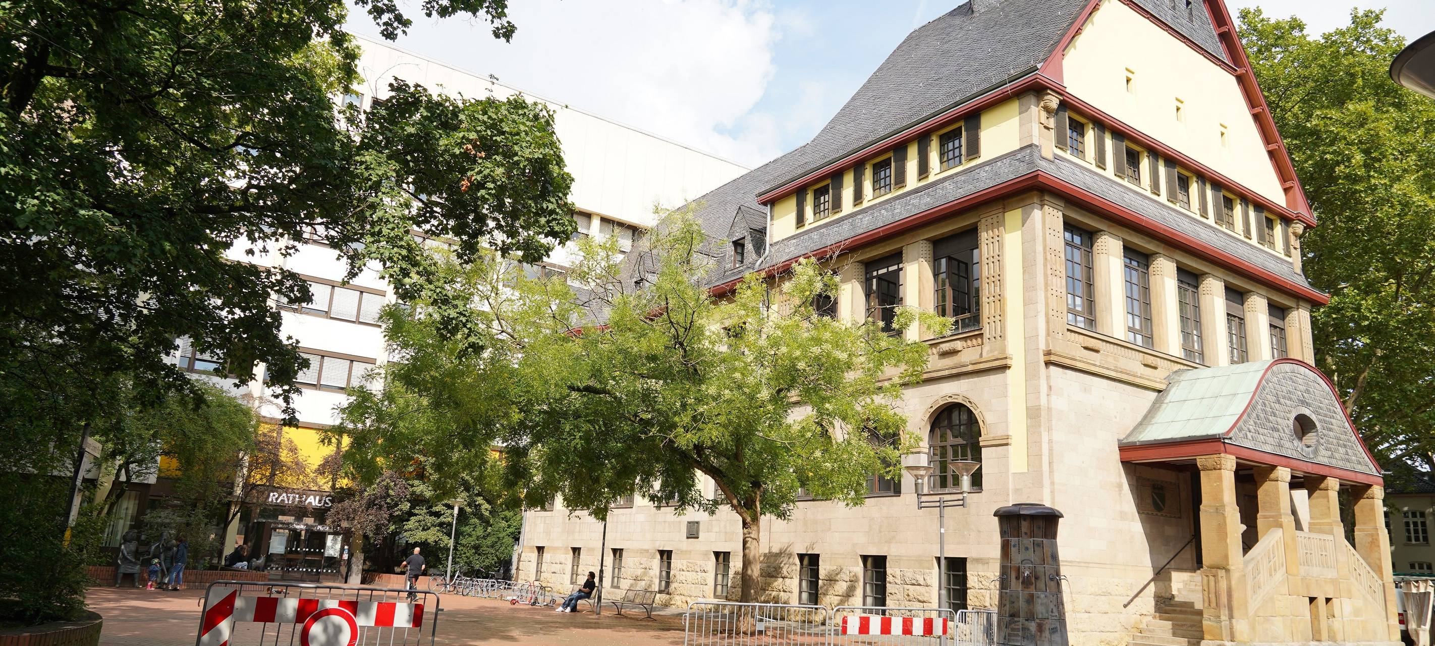 Mit Baken wird der gefährdete Bereich abgesperrt