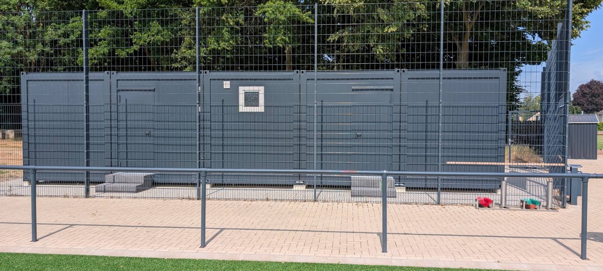 Neue Umkleidekabinen an Sportplatz in Bedburg