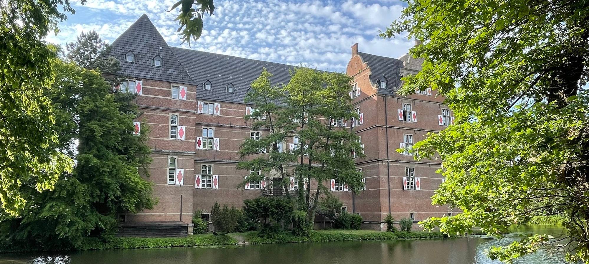 Bedburger Schlosspark nach Bauarbeiten wieder geöffnet