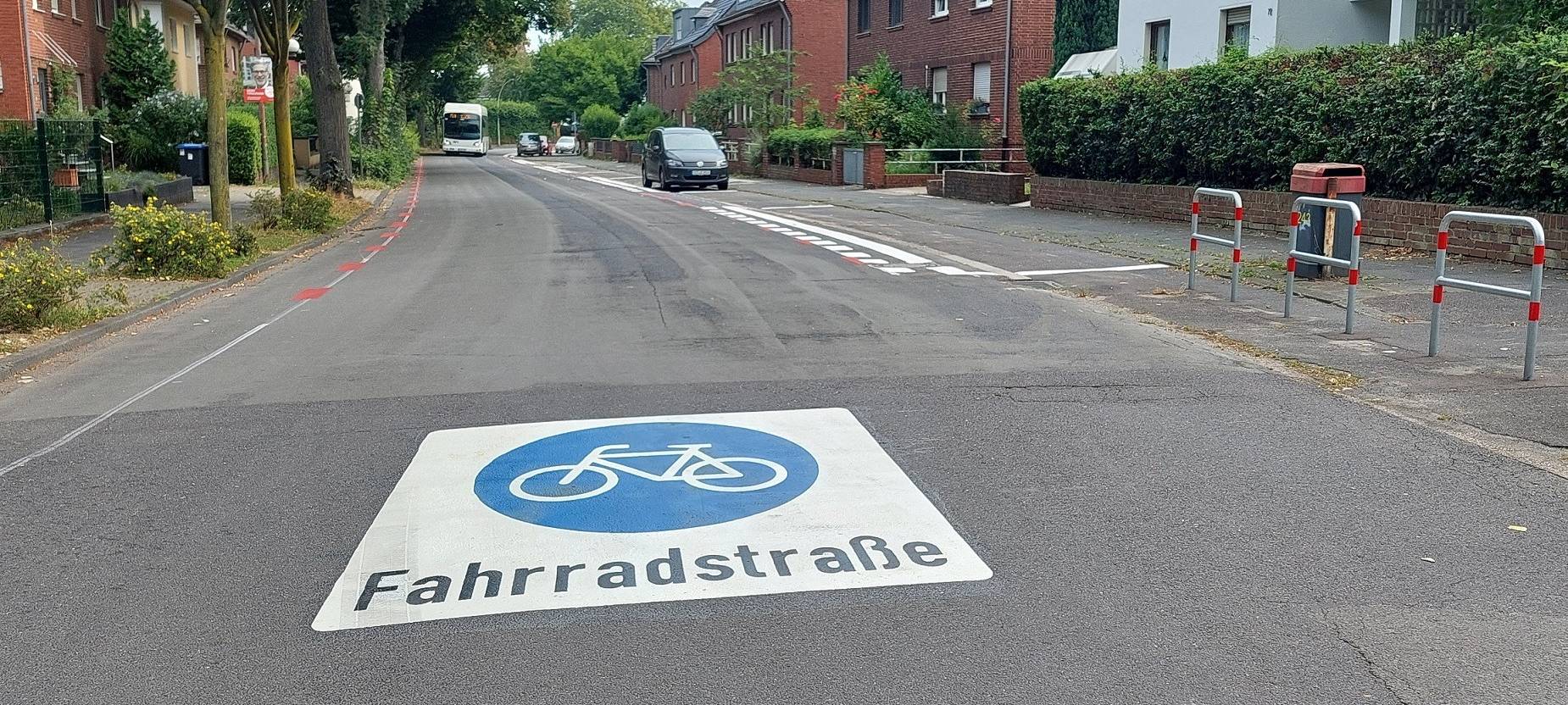 Neue Fahrradstraße vor Ernst-Mach-Gymnasium in Hürth