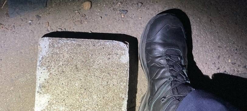 Steinwurf von Brücke auf L495: Polizei sucht Täter