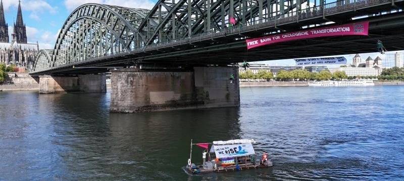 Auto aus dem Rhein geborgen